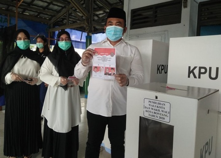 Neni dan Joni Unggul di TPS Mencoblos