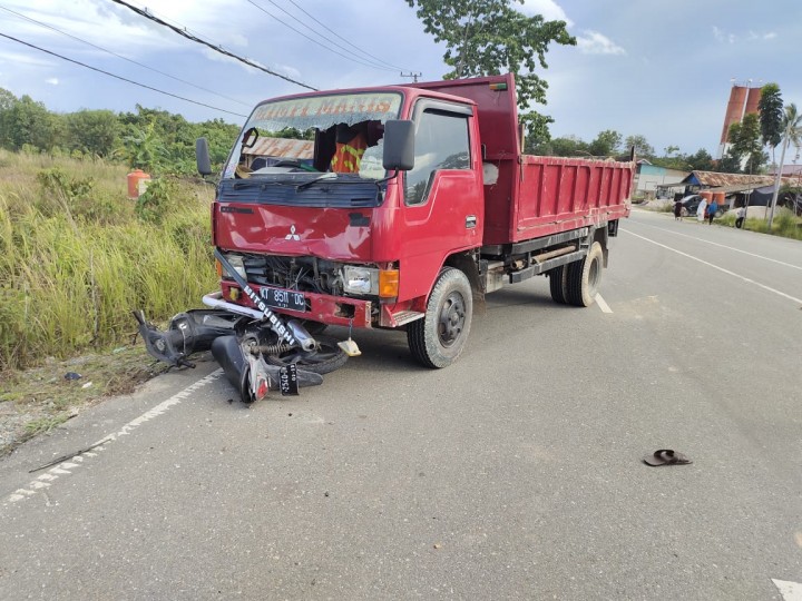 Pengendara Motor Diseruduk Truk di Bontang Lestari, Terpental hingga ke Sisi Jalan