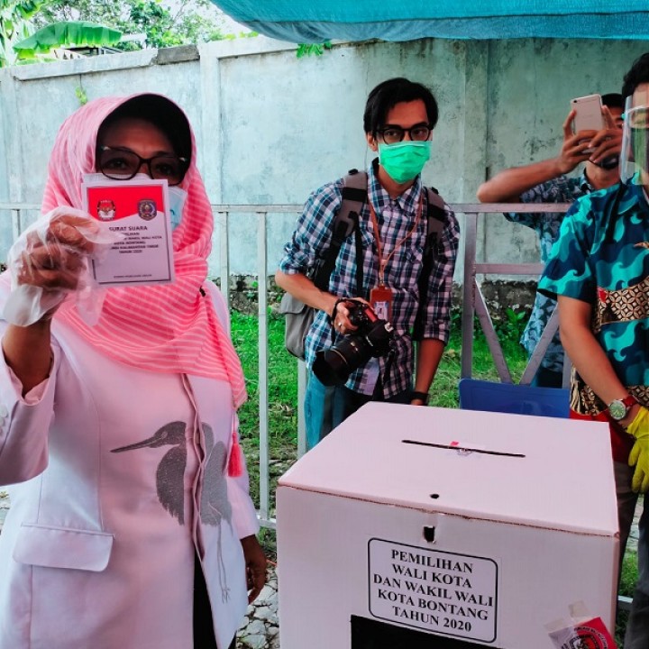 Neni Salurkan Hak Pilih di TPS 07, Sang Suami Pantau dari Mobil
