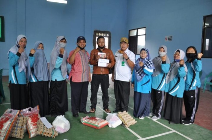 Staf Kecamatan Turun Memonitor Distribusikan BLT dan BPNT
