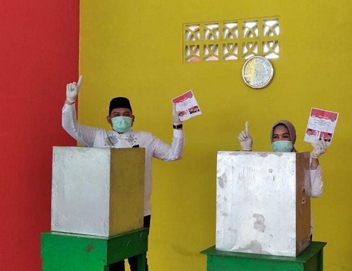 Ziarah Makam Suami sebelum ke TPS, Najirah : Saya Siap Jalankan Amanah Bapak