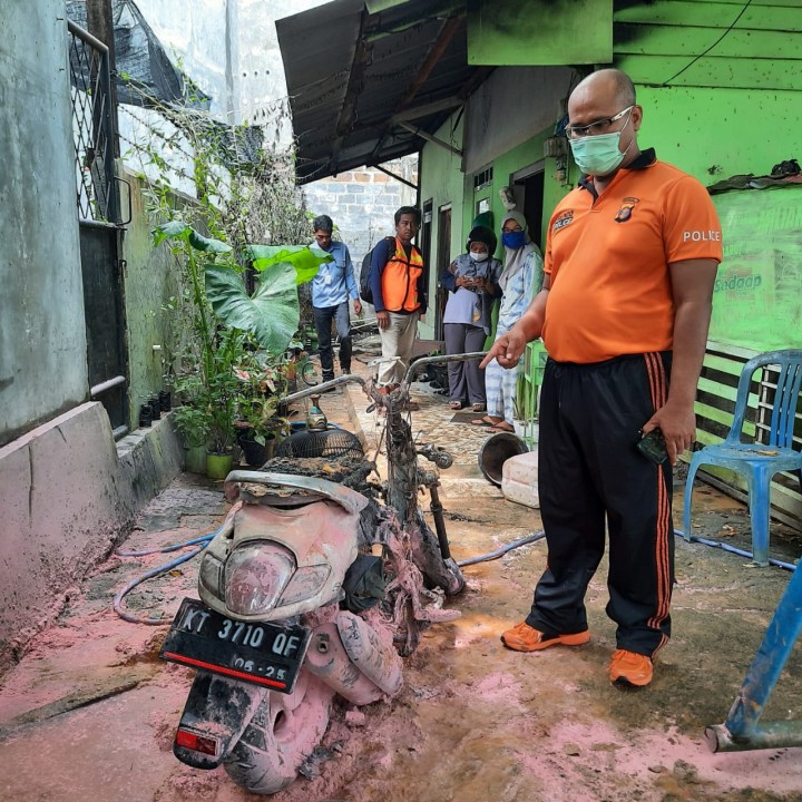 Heboh ! Motor yang Diparkir Mendadak Terbakar di Tanjung Laut Indah