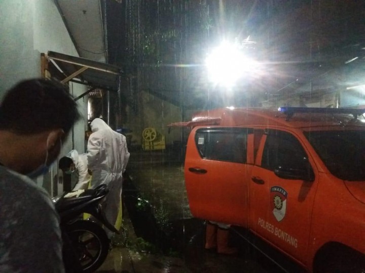 Mayat Pegawai Hotel di Gunung Elai Dievakuasi, Petugas Kenakan Baju Hazmat