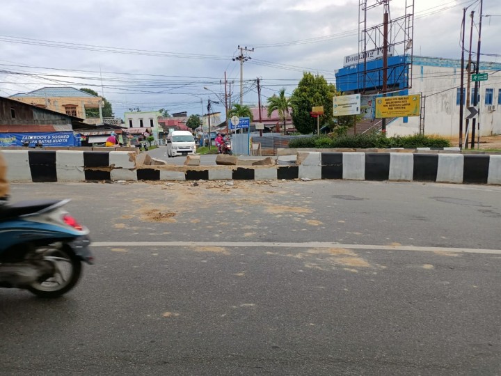 Mobil Avanza Seruduk Pembatas Jalan Ahmad Yani, Polisi : Pengemudi Tiba-Tiba Pingsan