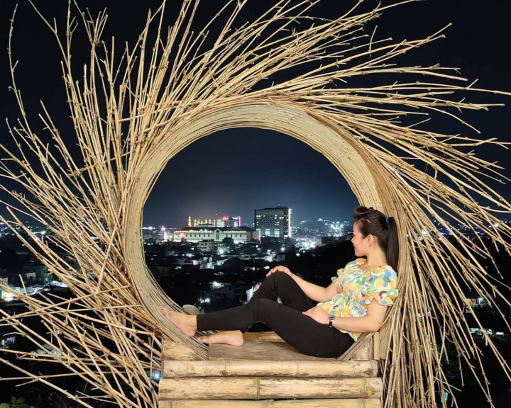 Selfie di Puncak Dabo, Menikmati Langit Malam di atas Ketinggian Kota Samarinda