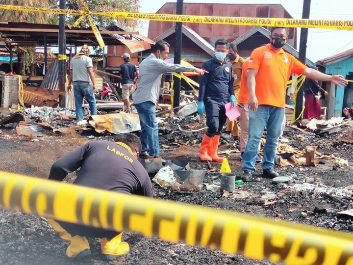 Ahli Forensik Ambil Arang dan Debu dari Lokasi Kebakaran Pasar Citra Mas Lok Tuan
