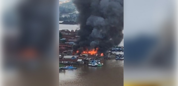 BREAKING NEWS: Kebakaran Dahsyat di Tepian Sungai Mahakam Samarinda