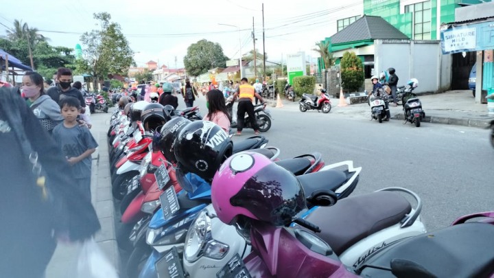 Imbas Panic Buying, Juru Parkir Panen Raya, Kantongi Rp 1 Juta dalam Sekejap