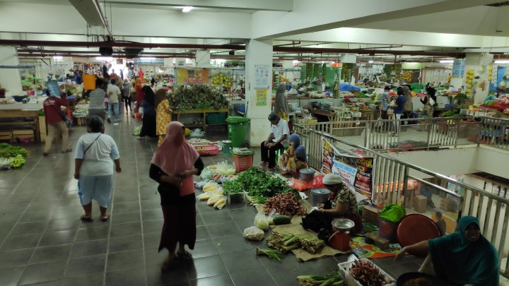 Protes PPKM, Pedagang Pasar Tamrin Tetap Berjualan Hingga Sore di Akhir Pekan