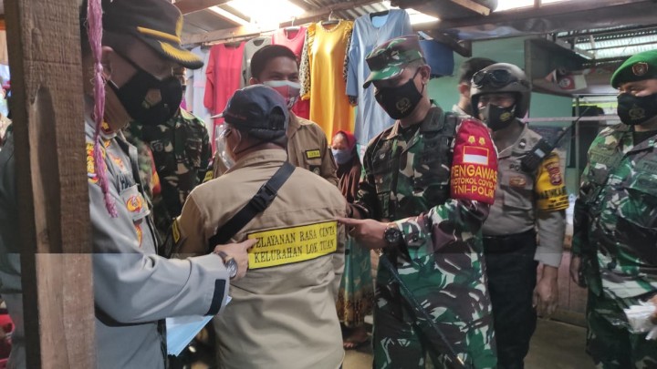 TNI/Polri Bagi-bagi Masker di Kelurahan Rangking 1 Covid-19 di Bontang