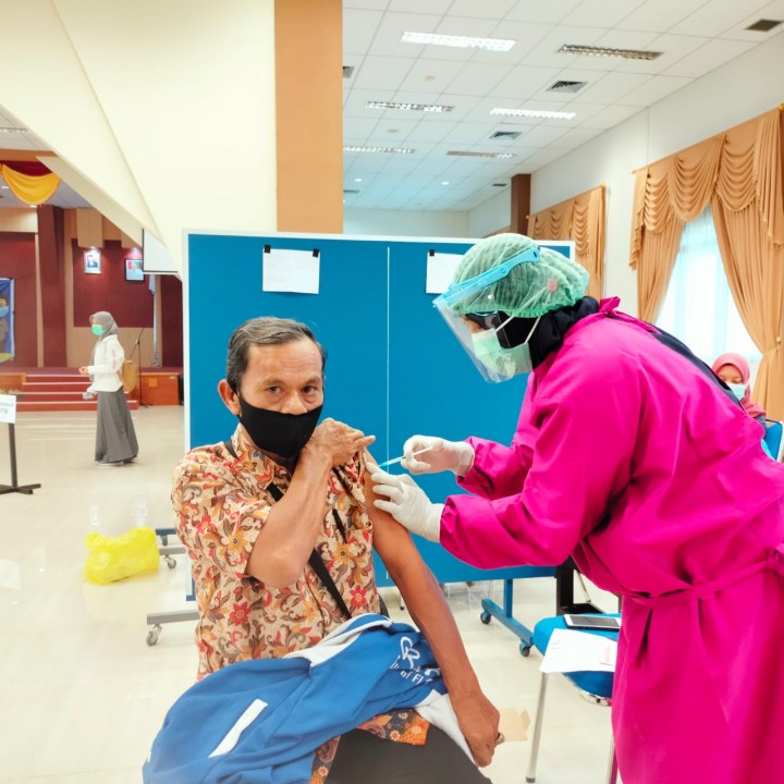 1.300 Tenaga Kependidikan dan Guru SD di Bontang Divaksin, Interval Dosis-2 jadi 28 Hari
