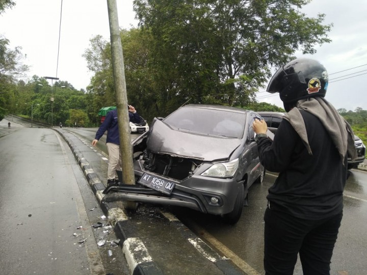 Hindari Genangan, Mobil Seruduk Tiang Listrik di Jalan Cipto Mangunkusumo