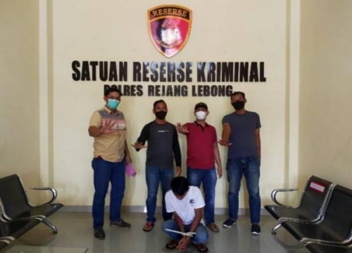 Pemuda Bogem Pacarnya karena Ketahuan Chat dengan Pria Lain