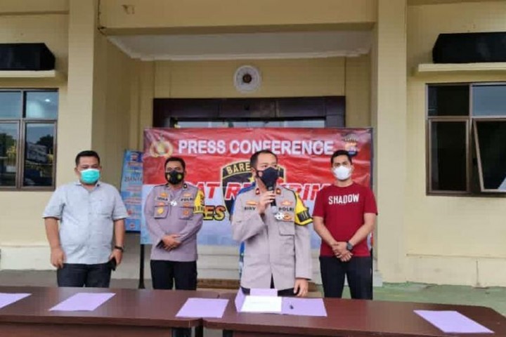 Pengin Kaya Raya, 16 Orang Gelar Ritual Mandi Telanjang di Tengah Kebun Sawit