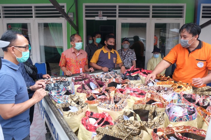 Pupuk Kaltim Bantu Ribuan Paket Sembako bagi Warga Selama Isolasi Mandiri