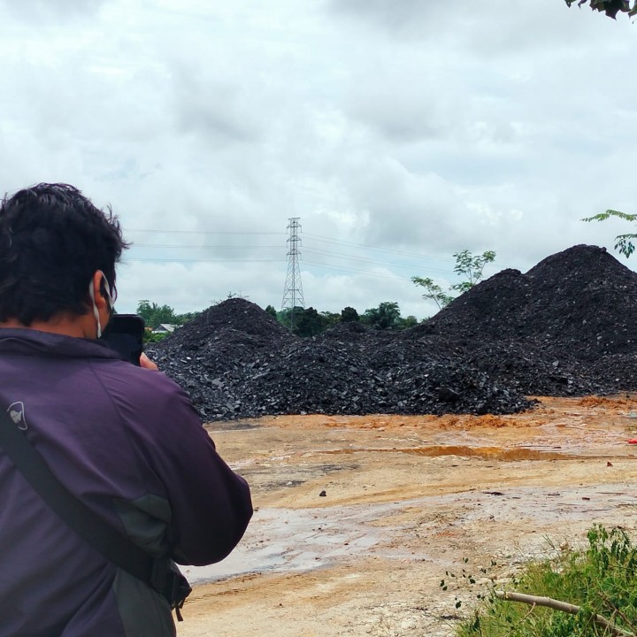 Warga Tak Tahu, Batu Bara Ditumpuk saat Malam Hari