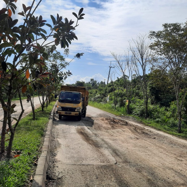 Jalan Bontang Lestari Babak Belur Akibat Mobil Industri, Dewan Minta Kualitas Ditingkatkan