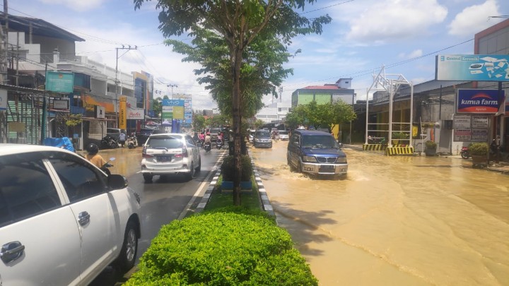Lagi - Lagi Jalan Ahmad Yani Bontang Terendam Banjir 