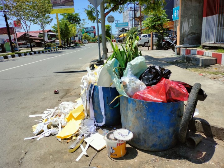 Sampah Menumpuk di Pinggir Jalan, DLH : Sudah Ada Petugas yang Angkut dari Rumah