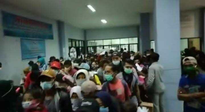 600 Penumpang Berdesakan di Pelabuhan Loktuan