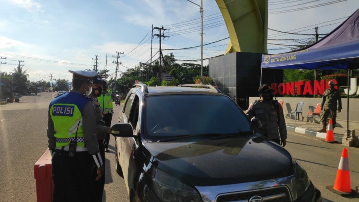 Polres Bontang Tes Narkoba Pengemudi di Posko Penyekatan Tugu Selamat Datang