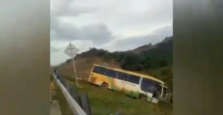 Sopir Mengantuk, Bus Penumpang Nyungsep di Tol Balsam