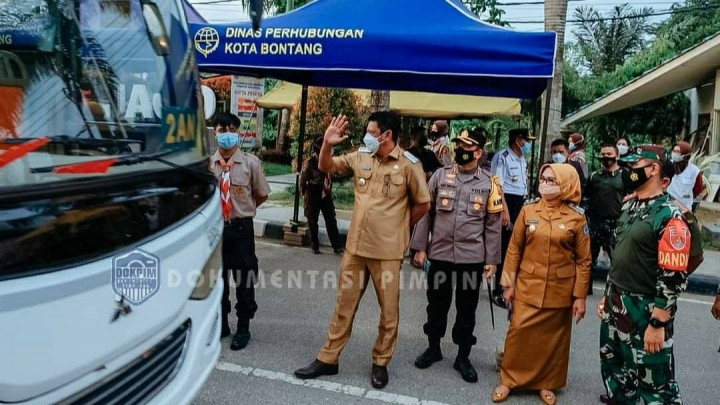 Wali Kota dan Wawali Tinjau Kepatuhan Prokes & Bagi Masker ke Warga