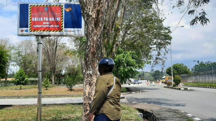 Bapenda Bontang Segel 17 Papan Reklame Bank Mandiri