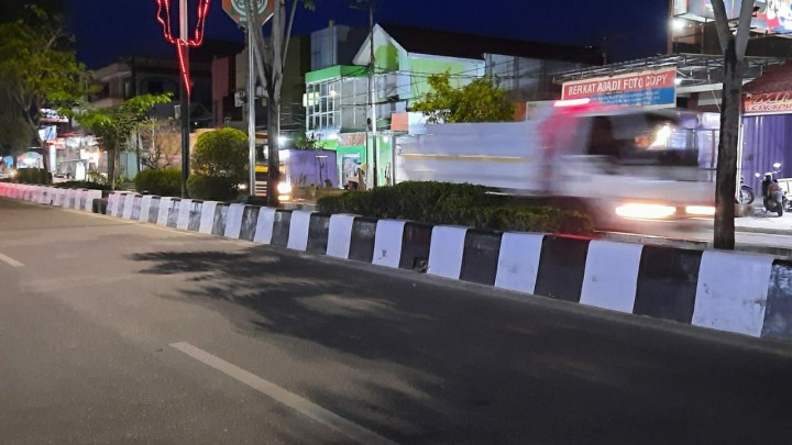 Proyek Peninggian Median Jalan Dinilai Memperparah Genangan Air di Jalanan