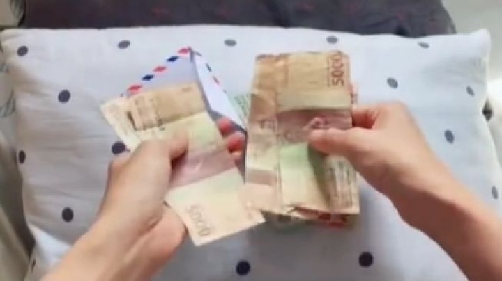 Viral Istri Bongkar Amplop Gaji Suami Mengajar Selama Sebulan, Jumlahnya Bikin Miris