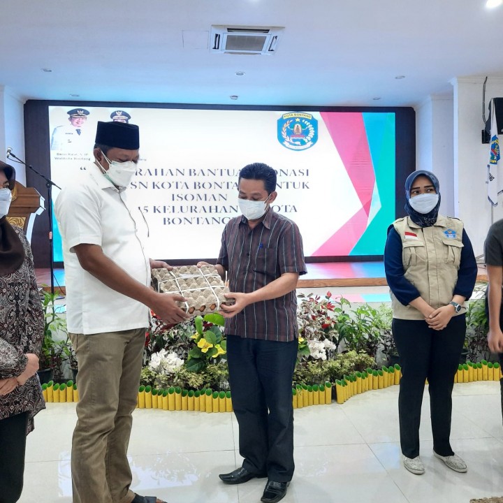 ASN Salurkan 150 Paket Sembako untuk Warga Isoman