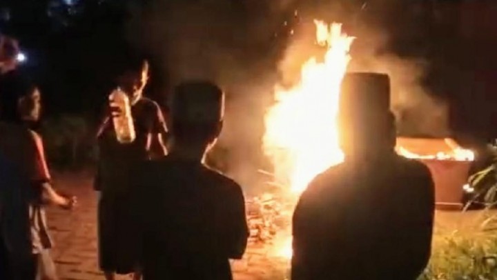 Geger Warga Rebut Jenazah COVID dan Bakar Peti