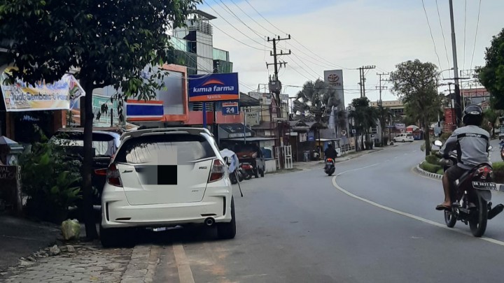 Kantung Parikir Minim, Polantas Izinkan Parkir di Pinggir Jalan
