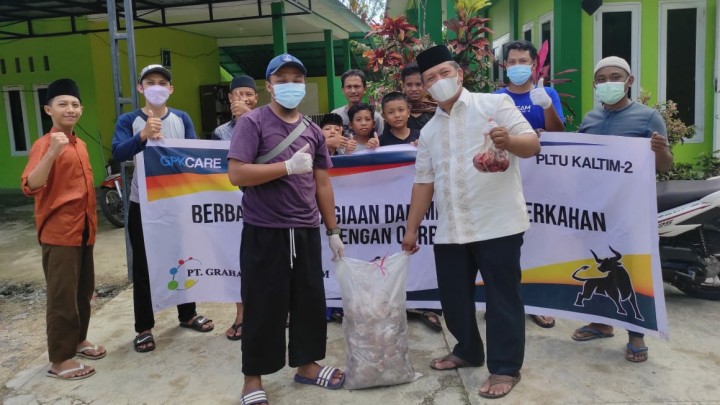 PT GPK Salurkan Daging Kurban ke Warga dan Pesantren di Bontang Lestari