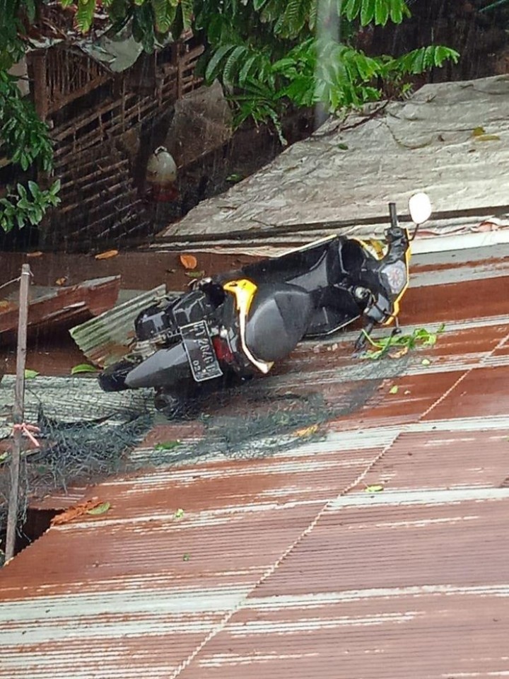 Kecelakaan di Samarinda Bikin Heboh, Motor Matik Nyangkut di Atap Rumah