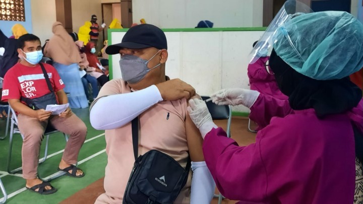 Vaksinasi Moderna di Kelurahan Berbas Tengah Berjalan Lancar