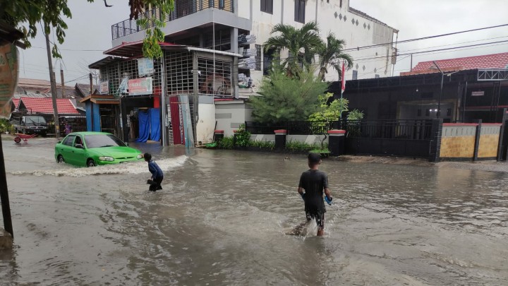 Dua Jam Jalan Sendawar Terendam Banjir