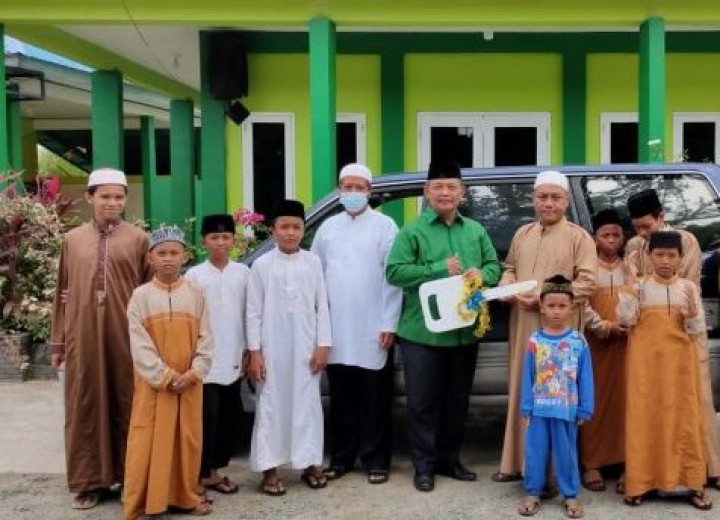 Patut Dicontoh, Anggota DPRD Bontang Ini Hibahkan Mobil Pribadi ke Panti Asuhan