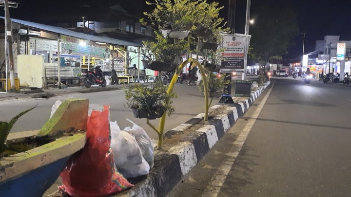 Warga Berbas Tengah Masih Buang Sampah di Tengah Jalan