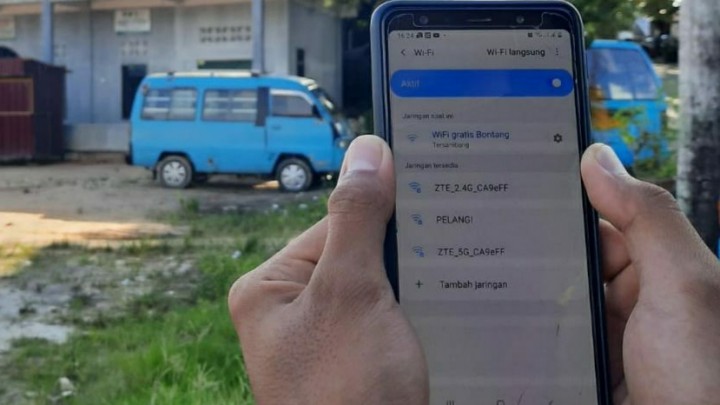 Warga Mulai Nikmati Layanan Internet Gratis