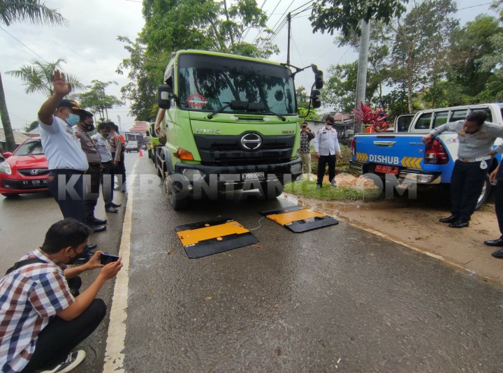 Beban Muatan Berlebih, Dishub Tilang Truk Angkutan CPO