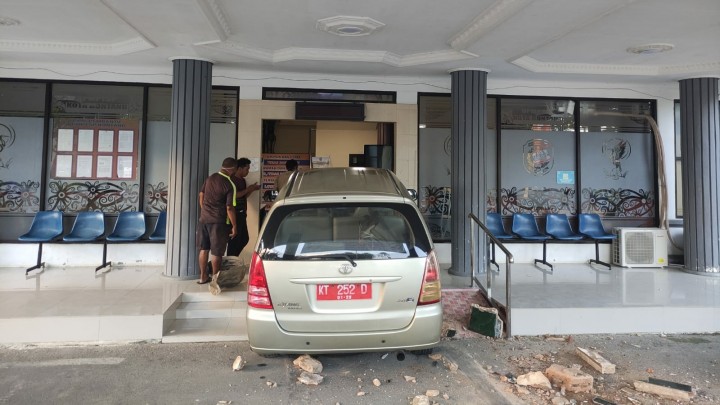 Breaking News!! Kantor DPM-PTSP Diseruduk Mobil Dinas