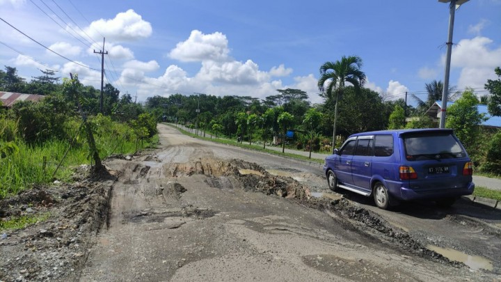 Jalan Bontang Lestari Mirip Trek Offroad
