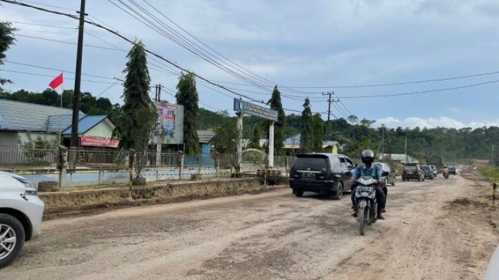 Pemerintah Kucur Rp 36 M untuk Perbaikan Jalan Tanah Datar