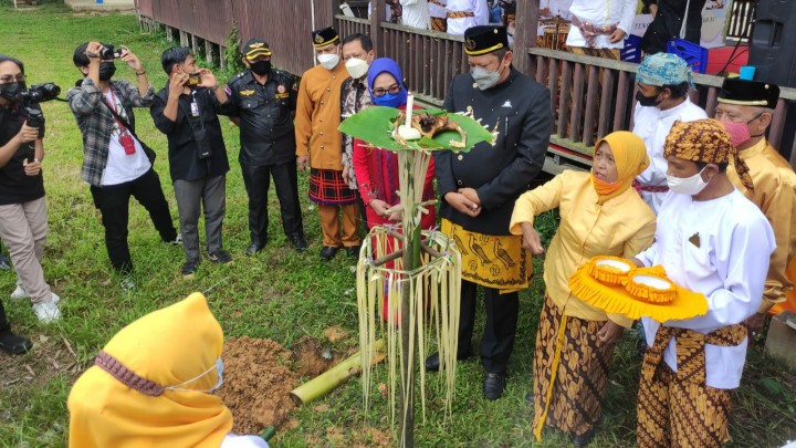 Mengenal Prosesi Besawai, Cara Tetua Adat Kutai Guntung Berkomunikasi dengan Roh Leluhur