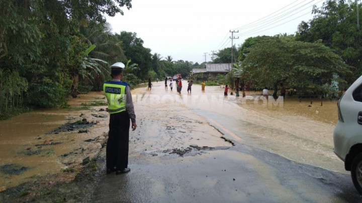 Lalin di Jalan Poros Bontang - Sangatta Lumpuh Akibat Banjir