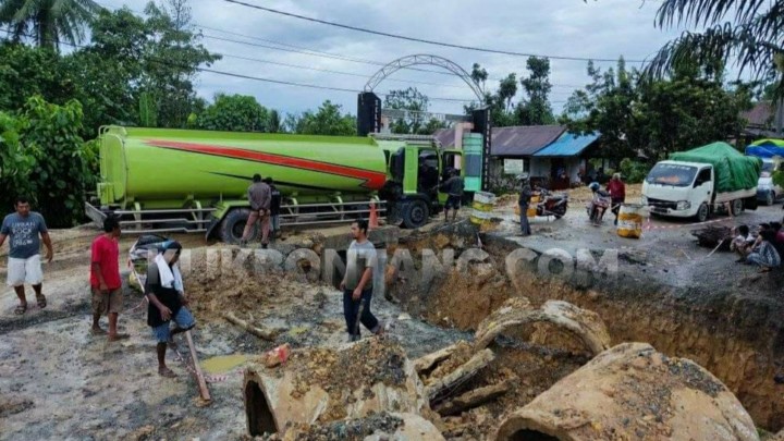 Proyek Drainase Ambruk, Jalan Poros Bontang - Samarinda Tak Bisa Dilalui Kendaraan