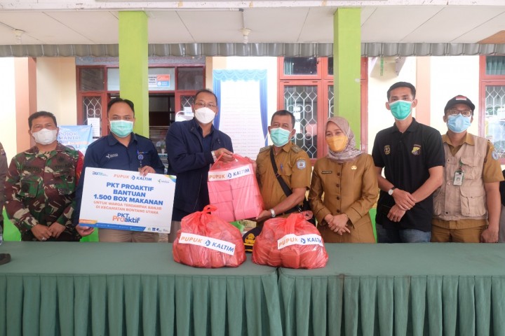 Respon Cepat Banjir Bontang, Pupuk Kaltim Salurkan 1.500 Paket Makanan