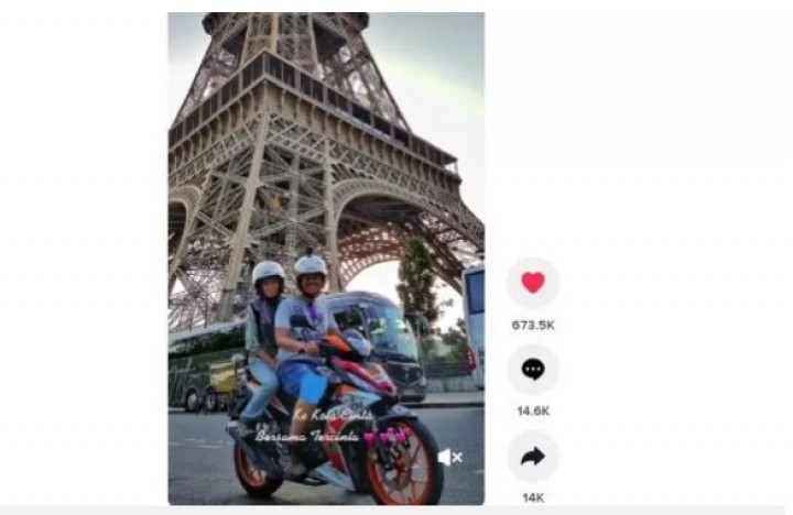 Wow! Pasangan Ini Jalan-jalan ke Menara Eiffel Pakai Motor Honda Supra