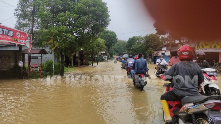 Air Sungai Meluap, Jalan Imam Bonjol Mulai Terendam Banjir